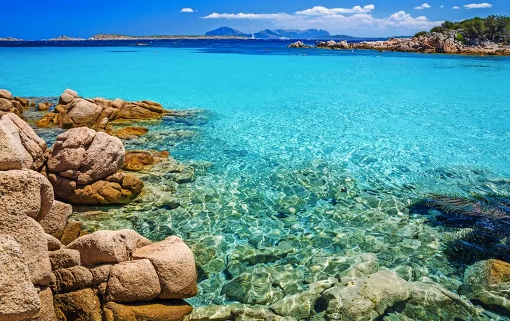 Spiaggia Capriccioli an der Costa Smeralda auf Sardinien, Italien