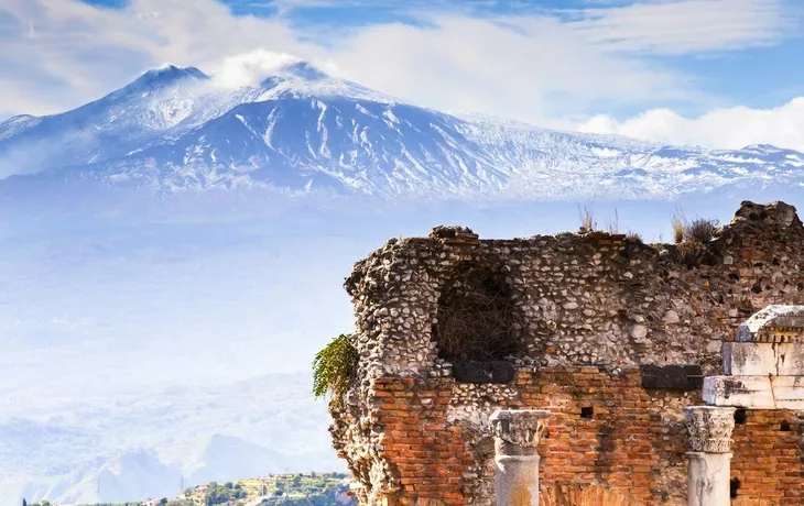 Ruinen und Säulen des antiken griechischen Theaters in Taormina und Ätna