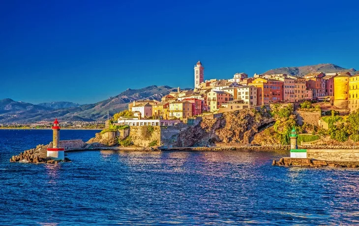 Blick auf Bastia Altstadt, Leuchtturm und Hafen, Korsika, Frankreich, Europa.