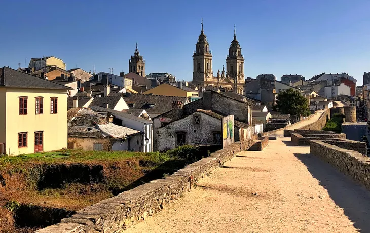Ansicht von St. Mary Cathedral-Türmen in Lugo,Spanien,gesehen von historischen römischen Mauern.