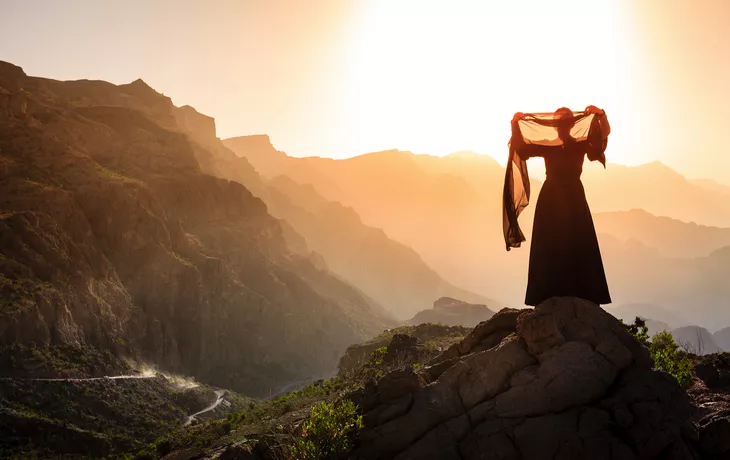Omanische Frau in den Bergen