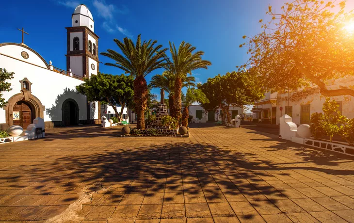Zentraler alter Platz mit der Kirche San Gines in Arrecife auf der Insel Lanzarote