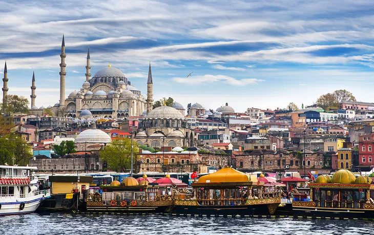 Istanbul am Bosporus mit Hagia Sophia