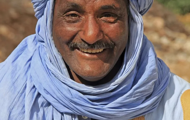 Mann mit traditioneller Kopfbedeckung