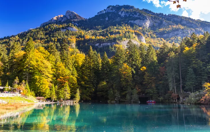 einer der schönsten Bergseen der Schweiz: der Blausee im Berner Oberland