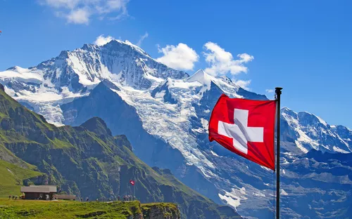 Schweizer Flagge vor dem Berg Jungfrau in der Schweiz