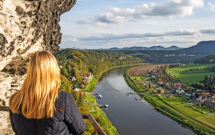Ansicht auf Rathen von der Bateibrücke in der Sächsischen Schweiz, Deutschland