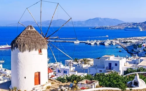 Blick auf Mykonos und die berühmte Windmühlen, Griechenland