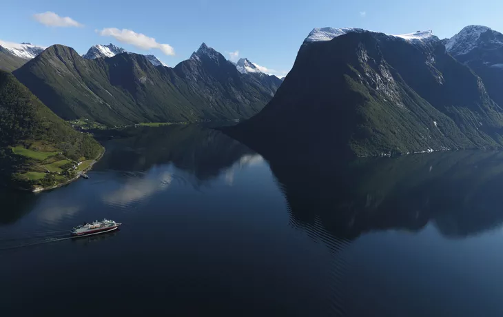 MS Nordnorge im Hjorundfjorden