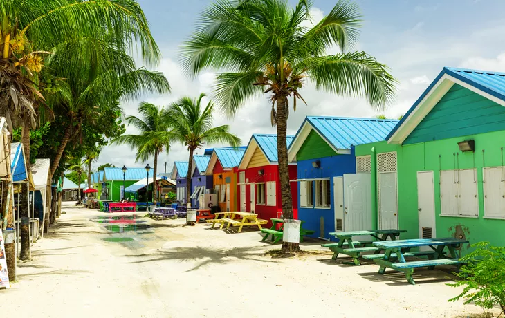 bunte Häuser auf der tropischen Insel Barbados