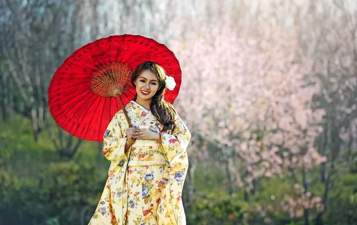 Frau mit traditionellen japanischen Kimono