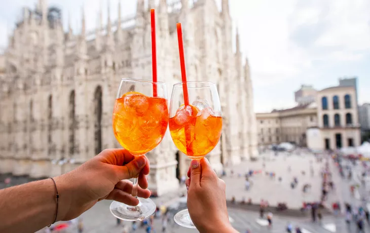 Gläser mit Aperol Spritz vor dem Mailänder Dom
