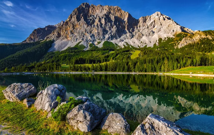 Ehrwalder Almsee und die Zugspitze