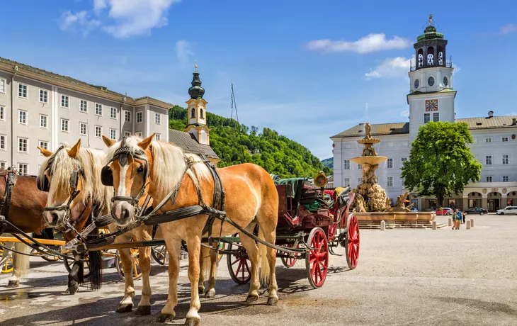 Pferdekutsche auf dem Residenzplatz in Salzburg