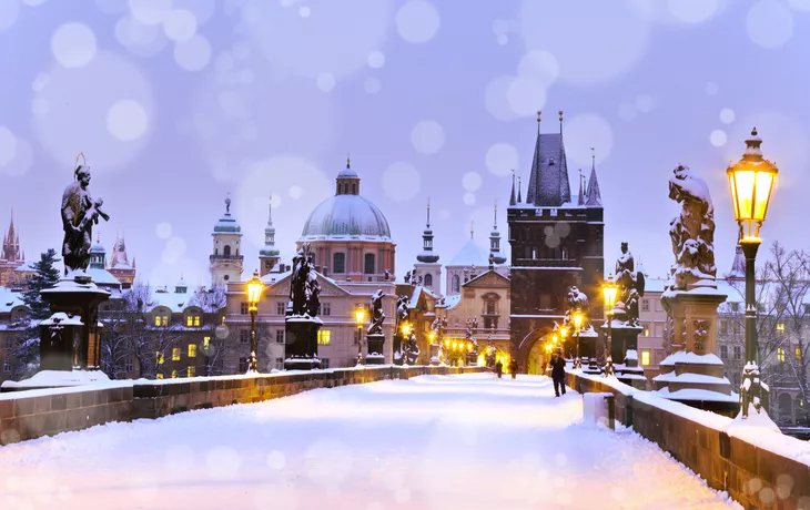 winterliche Karlsbrücke in Prag