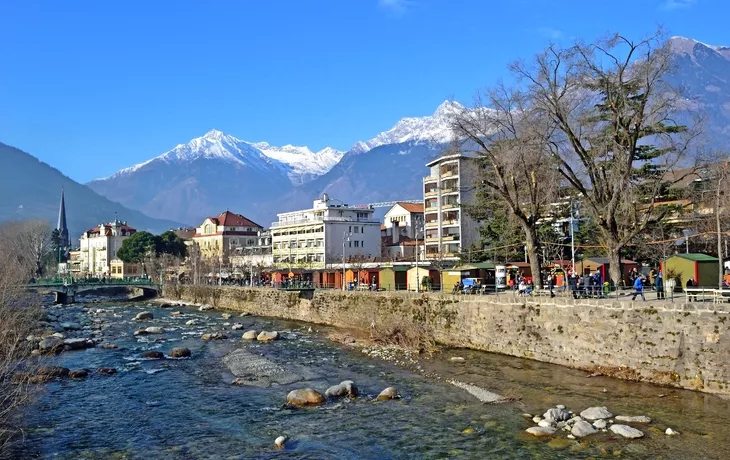 Weihnachtsmarkt am Fluss Passer in Meran