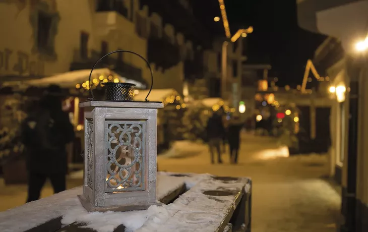 Laterne am Weihnachtsmarkt in St. Johann in Tirol
