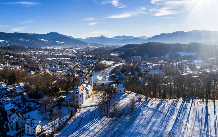 Luftaufnahme von Bad Tölz im Winter