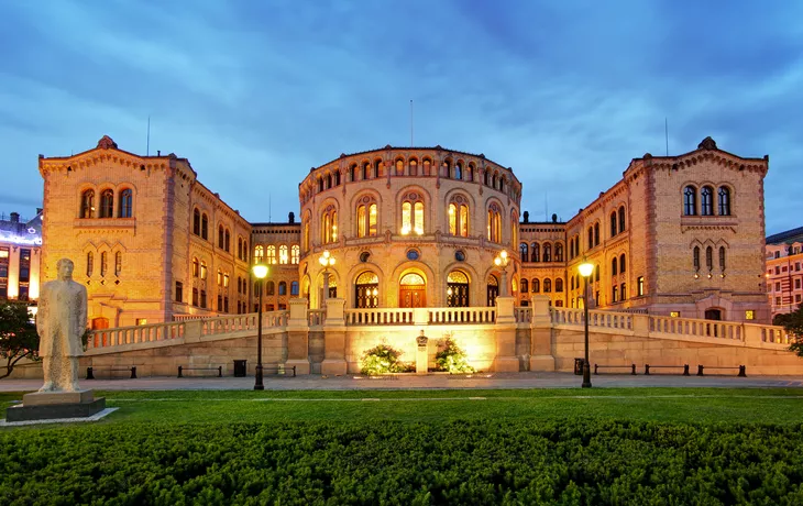 Parlament von Oslo bei Nacht