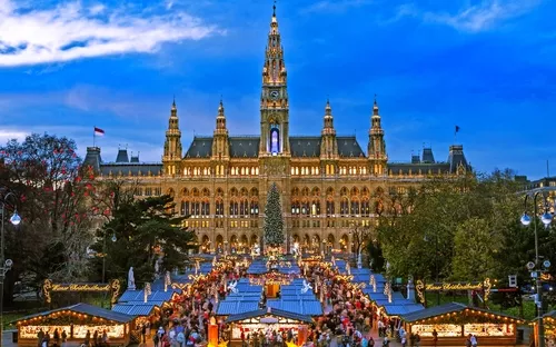 Christkindlmarkt am Rathausplatz in Wien, Österreich