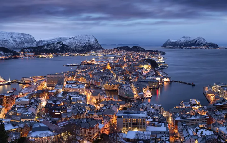 Panorama von Alesund im Schnee an einem Winterabend