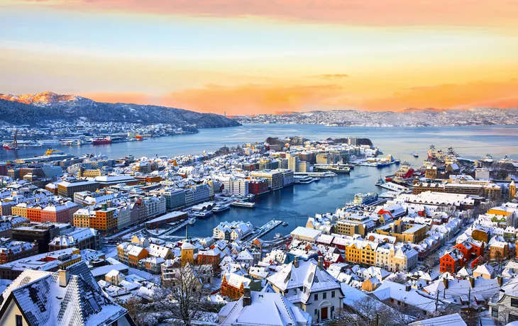 Aussicht auf den Hafen von Bergen im Winter bei Sonnenaufgang