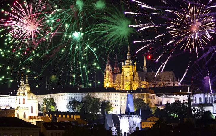 Feuerwerk über der Kathedrale des Heiligen Vitus in Prag, Tschechien 
