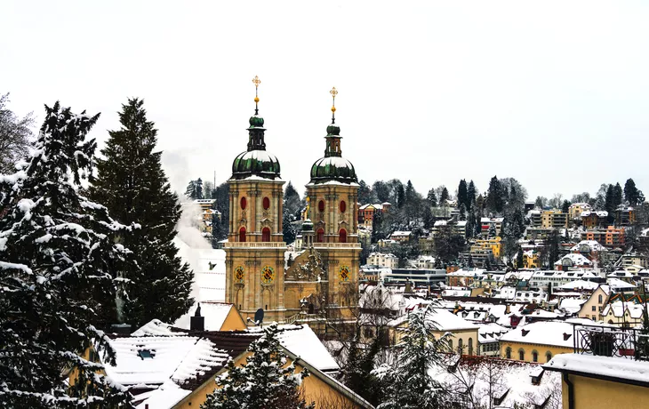 St. Gallens winterliche Stiftskirche mit ihren Zwillingstürmen