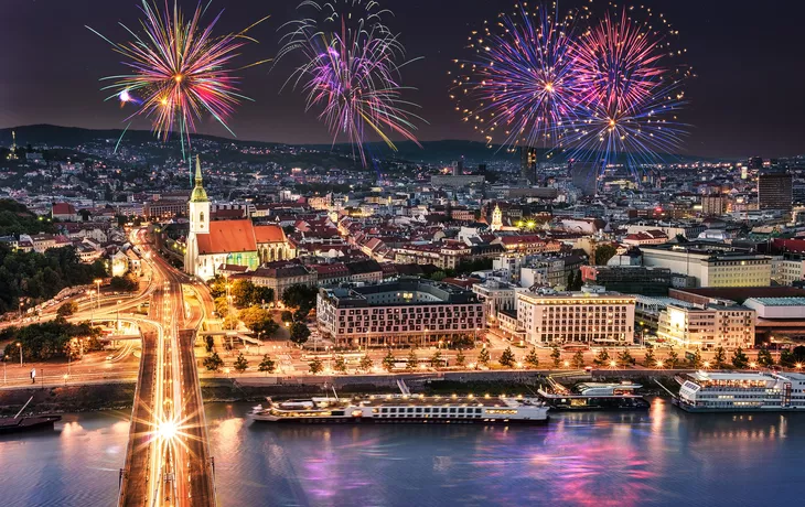 Feuerwerk über der Altstadt von Bratislava, Slowakei