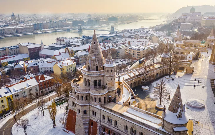 Luftaufnahme der verschneiten Fischerbastei mit der Széchenyi-Kettenbrücke in Budapest