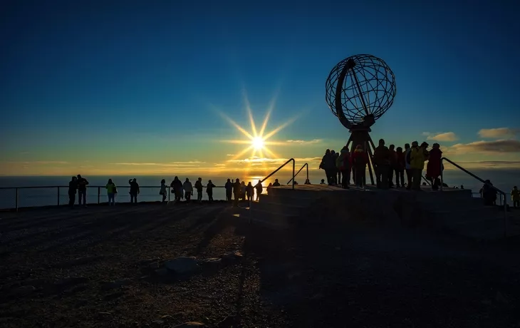 Touristen zur Mitternachtssonne am Nordkap