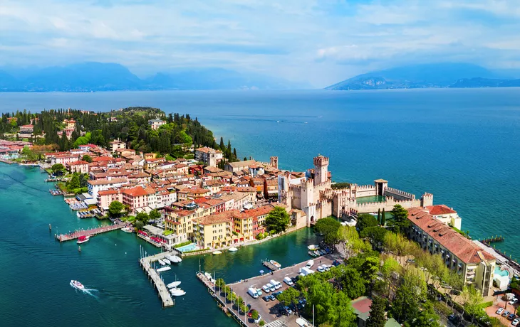 Blick von der Burg Rocca Scaligera über Sirmione am Gardasee