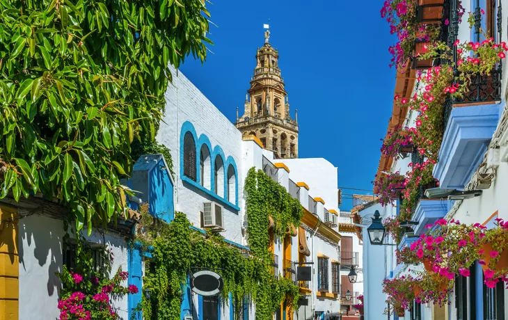 das jüdische Viertel von Cordoba mit dem Glockentrum der Mezquita de Córdoba
