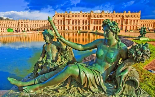 Reiterstatue auf großem Platz vor historischen Gebäuden bei Sonnenschein.