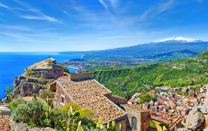 Teatro Antico di Taormina auf Sizilien mit Ätna im Hintergrund