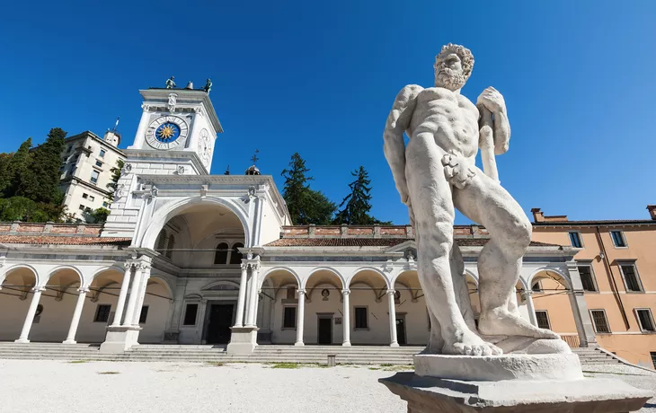 Uhrturm der Loggia di San Giovanni und Statue des Herkules in Udine