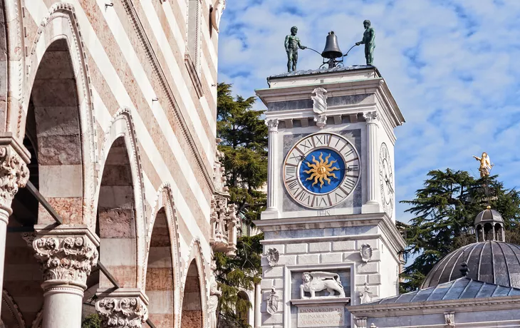 Uhrturm der Loggia di San Giovanni und Statue des Herkules in Udine