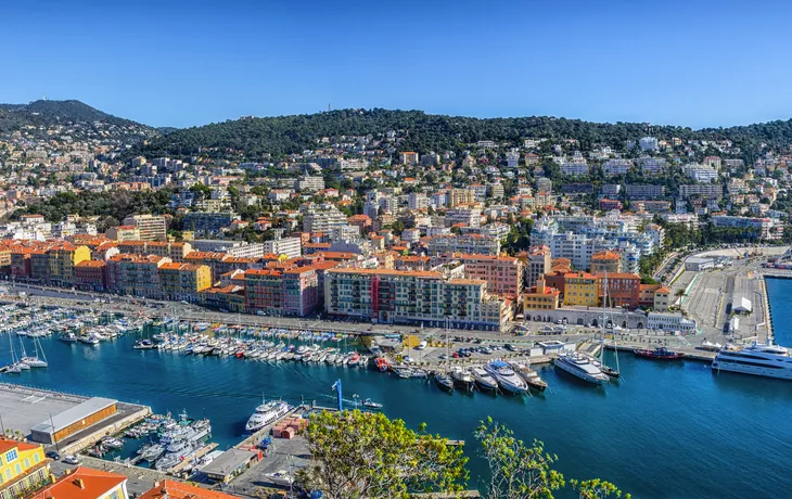 Panoramablick auf Nizza Hafen und Gebäude in den Bergen