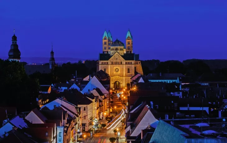 Dom und Maximilianstrasse bei Nacht