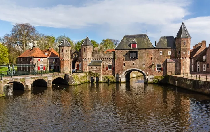 Amersfoort - Mittelalterliche Stadtmauer Koppelpoort und der Eem Fluss