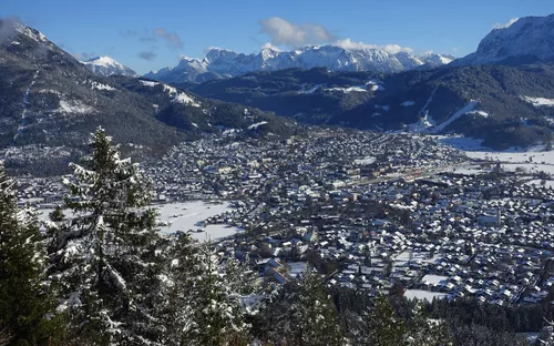 Winterlicher Blick auf Garmisch-Partenkirchen und Karwendelgebirge