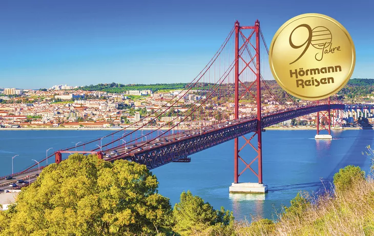 Blick von Almada auf die Ponte 25 de Abril - Brücke in Lissabon, Portugal