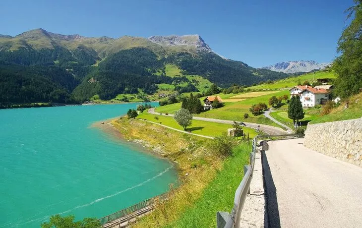 Reschensee im Vinschgau in Südtirol
