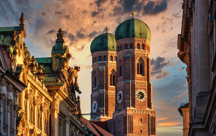 Frauenkirche in München bei Sonnenuntergang