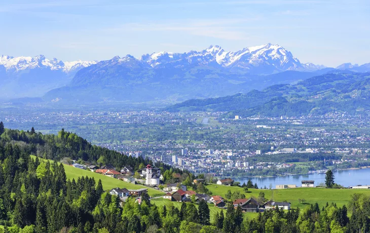 Blick auf Bregenz, den Eichenberg, das Rheintal und das Alpstein-Massiv mit dem Säntis am Bodensee