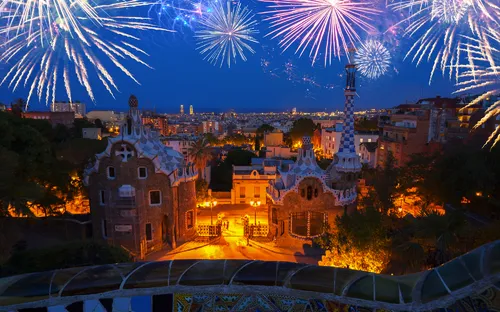 Feuerwerk in Park Güell in Barcelona, Spanien