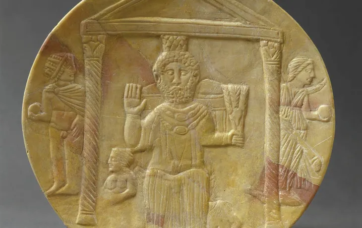 Votivschale mit Darstellung des Baal-Saturn aus gelbem numidischem Marmor
