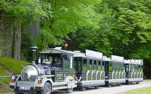 Fahrt mit dem nostalgischen Blautopfbähnle