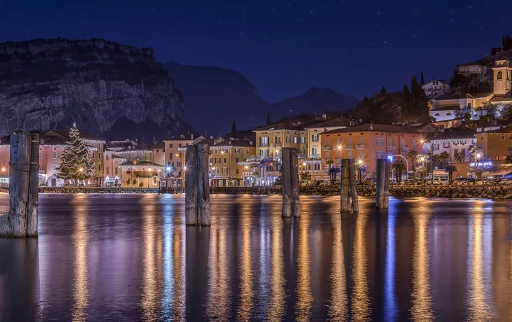 weihnachtliches Torbole in der Provinz Trentino am Gardasee, Italien