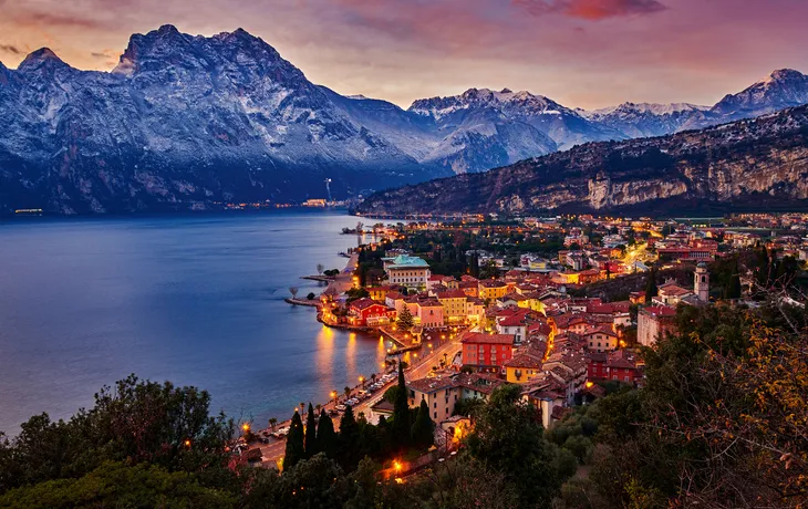 nächtliches Torbole in der Provinz Trentino am Gardasee, Italien